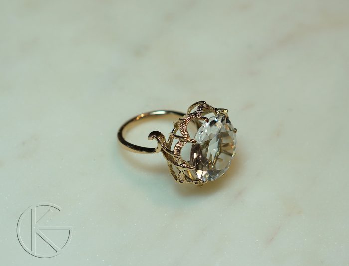 Kullast sõrmus mäekristalliga