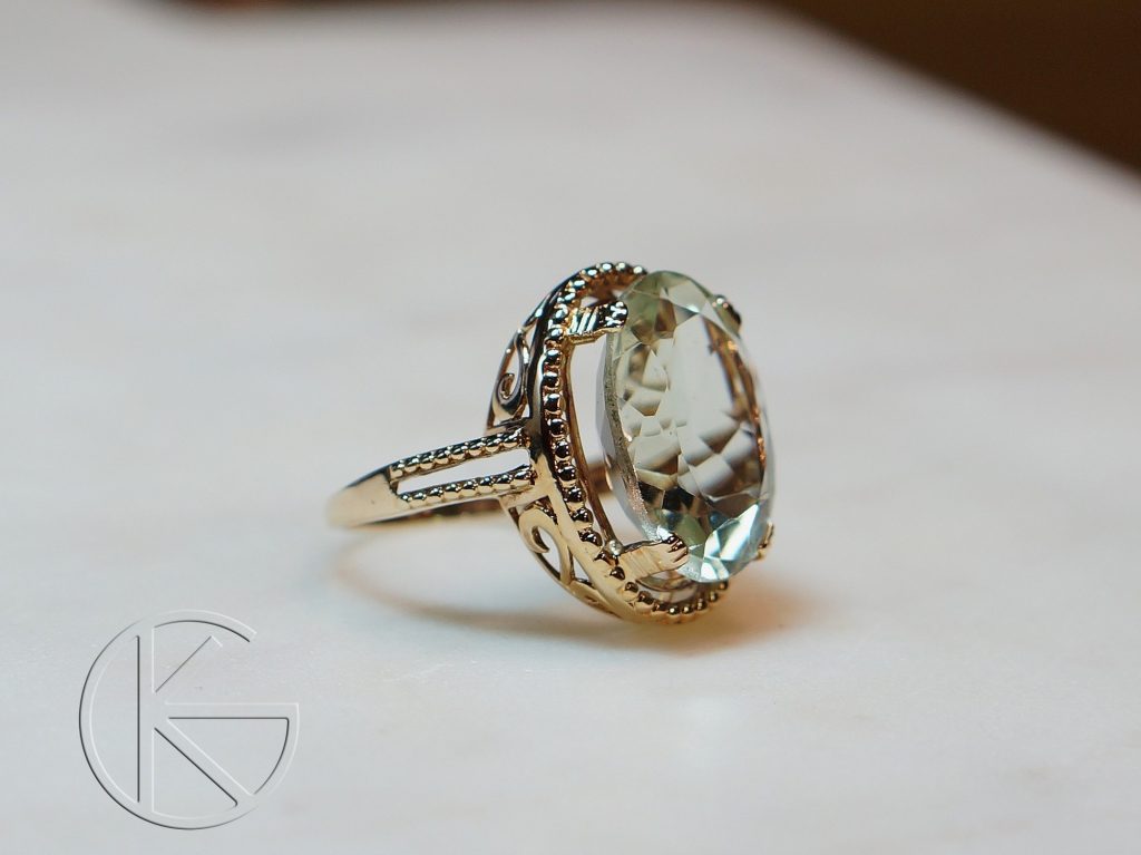 Kullast sõrmus rohelise turmaliiniga