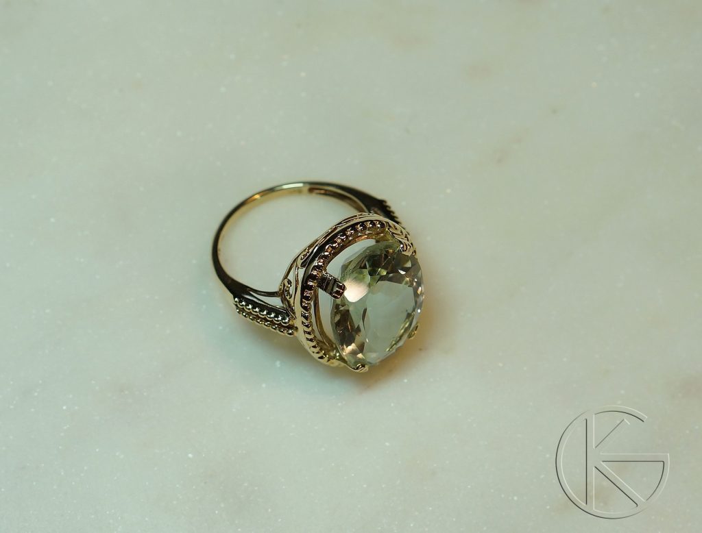 Kullast sõrmus rohelise turmaliiniga