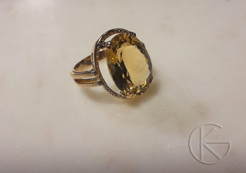 Kullast sõrmus loodusliku tsitriiniga