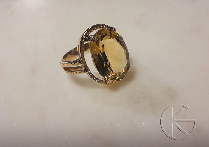 Kullast sõrmus loodusliku tsitriiniga