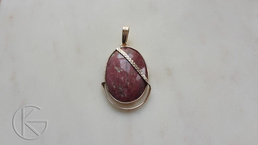 Kullast ripats thuliidiga