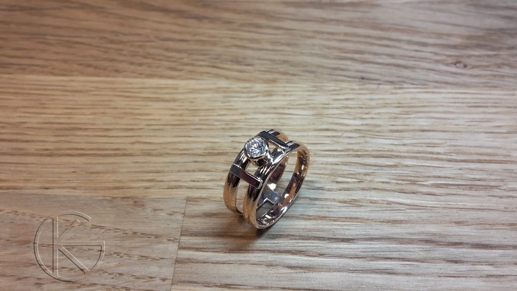 Kullast sõrmus tsirkooniga