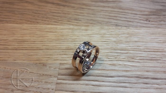 Kullast sõrmus tsirkooniga