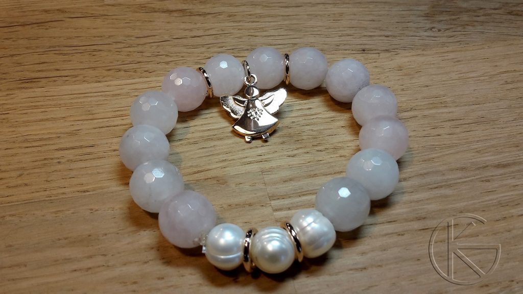 Käeõru roosad kvartsid ja kullast ingel