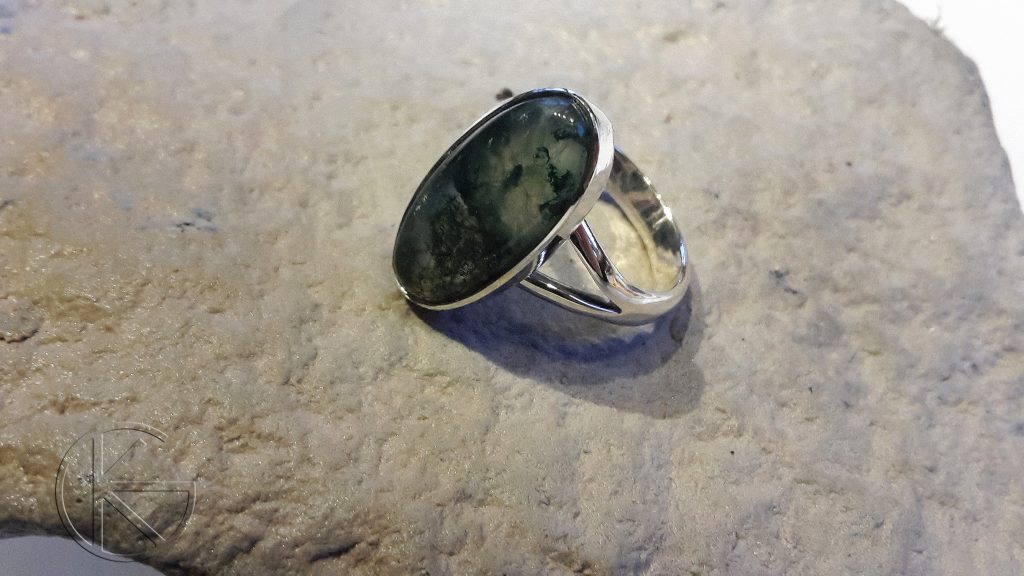 Hõbedast sõrmus sammalahhaadiga