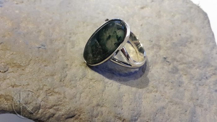 Hõbedast sõrmus sammalahhaadiga