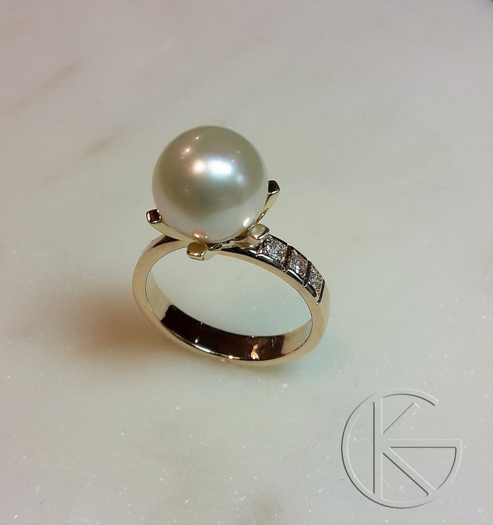 Kullast sõrmus pärli ja tsirkoonidega