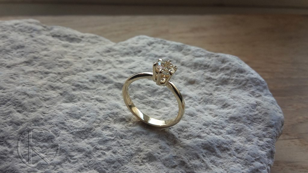 Kullast sõrmus briljandiga 0,51ct