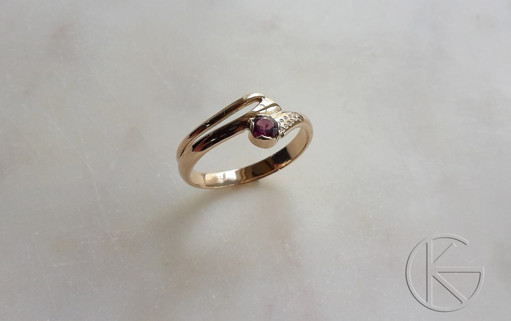 Kullast sõrmus loodusliku granaadiga