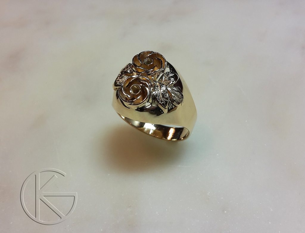 Naiste kullast klotser roosikimp