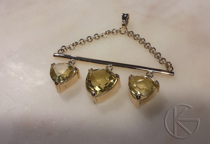 Kullast ripats looduslike sidrunkvartsidega