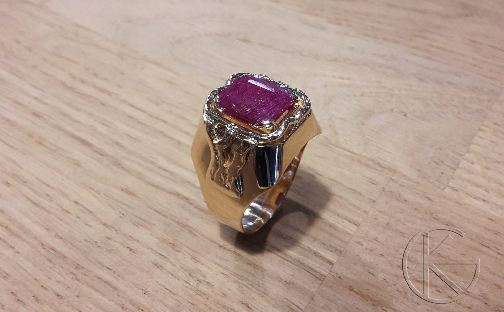 Kullast meeste klotser loodusliku rubiiniga