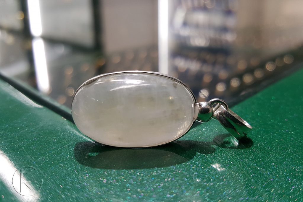 Hõbedast ripats kuukiviga