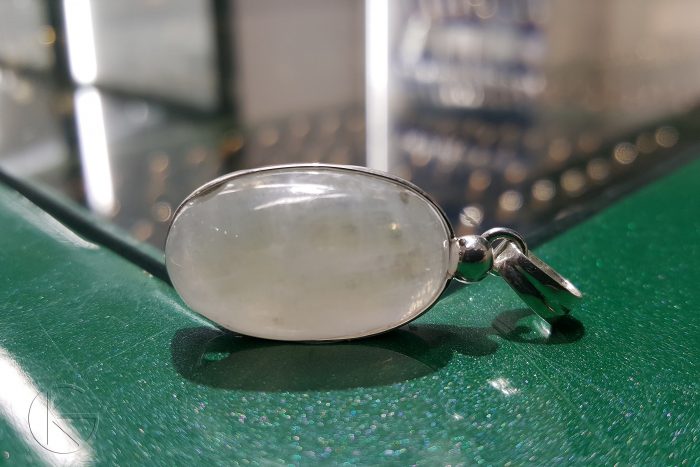 Hõbedast ripats kuukiviga