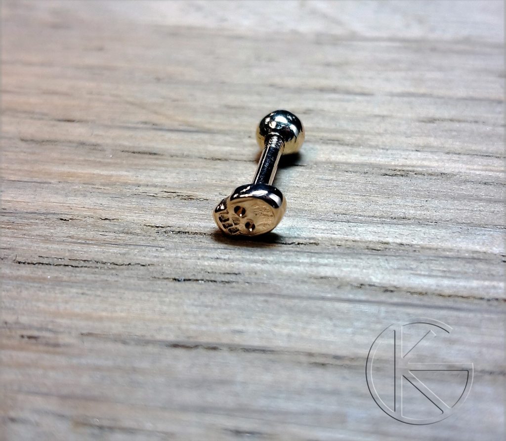 Kullast kõrvaneet - pealuu, läbimõõt 3mm - võimalikud erinevad nabarõngad, needid