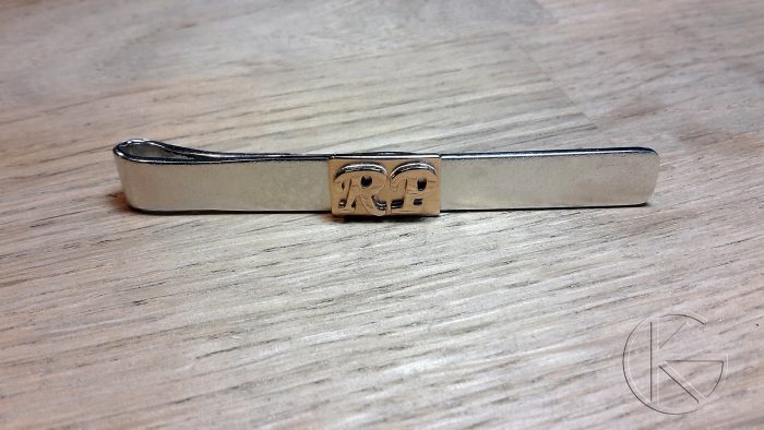 Hõbedast lipsunõel kullast tähtedega