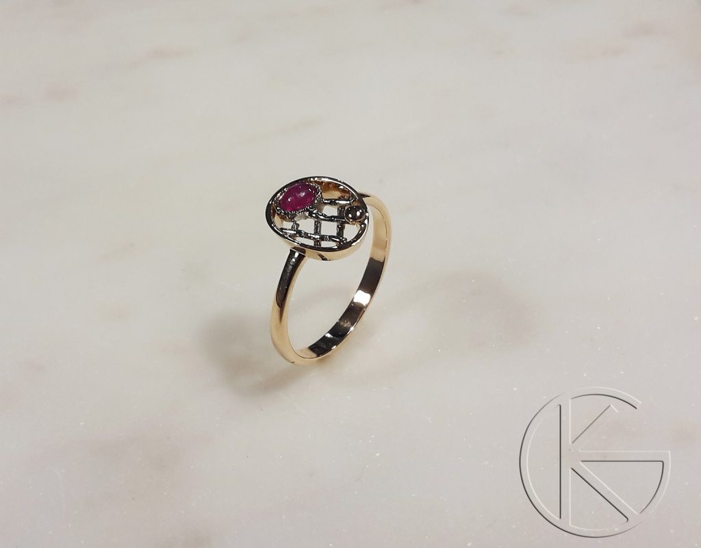 Kullast sõrmus loodusliku rubiiniga