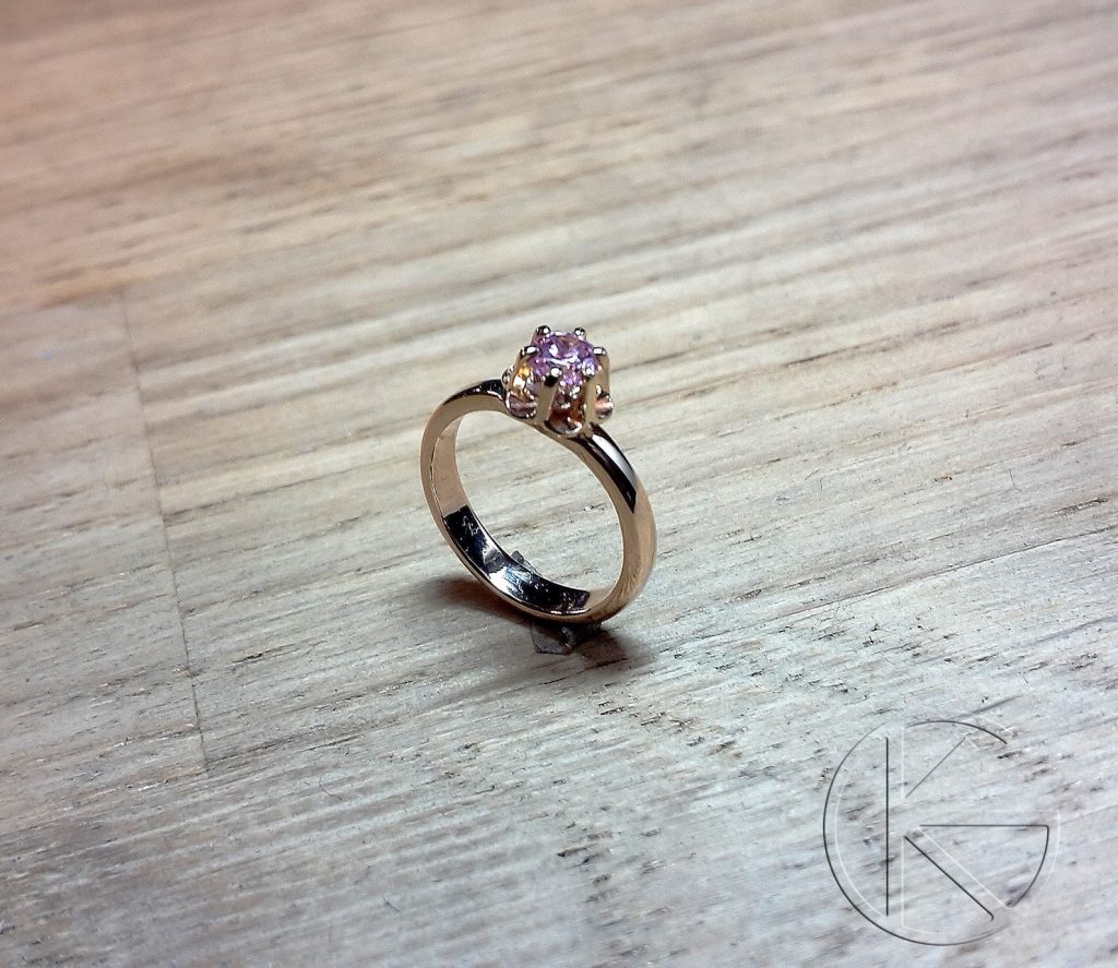 Kullast lapse ristimissõrmus roosa tsirkooniga