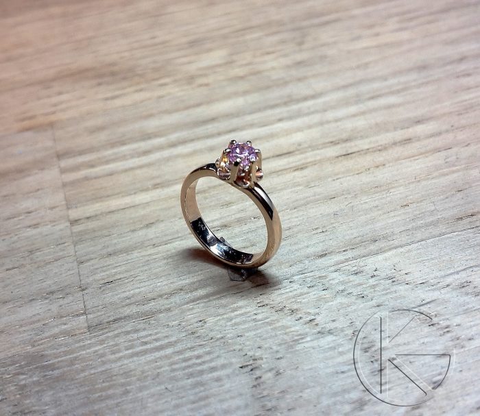 Kullast lapse ristimissõrmus roosa tsirkooniga