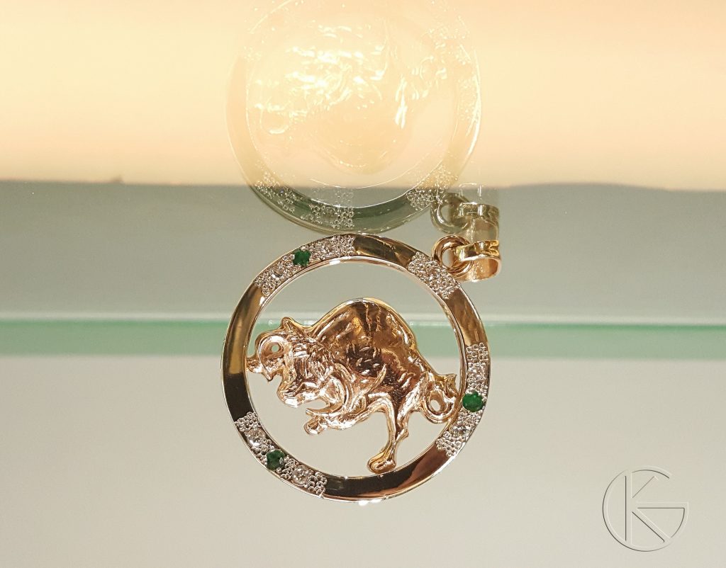 Kullast ripats smaragdide ja briljantidega