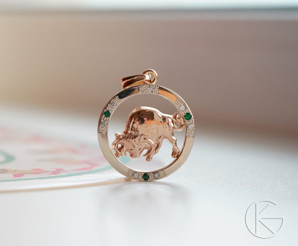 Kullast ripats smaragdide ja briljantidega