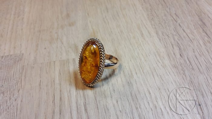 Kullast sõrmus merevaiguga