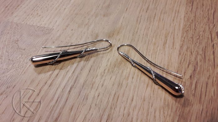 Kullast rippuvad kõrvarõngad