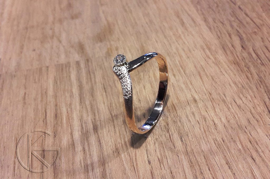 Kullast sõrmus tsirkooniga