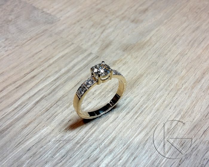 Briljantidega kullast sõrmus (kokku 0,71ct)