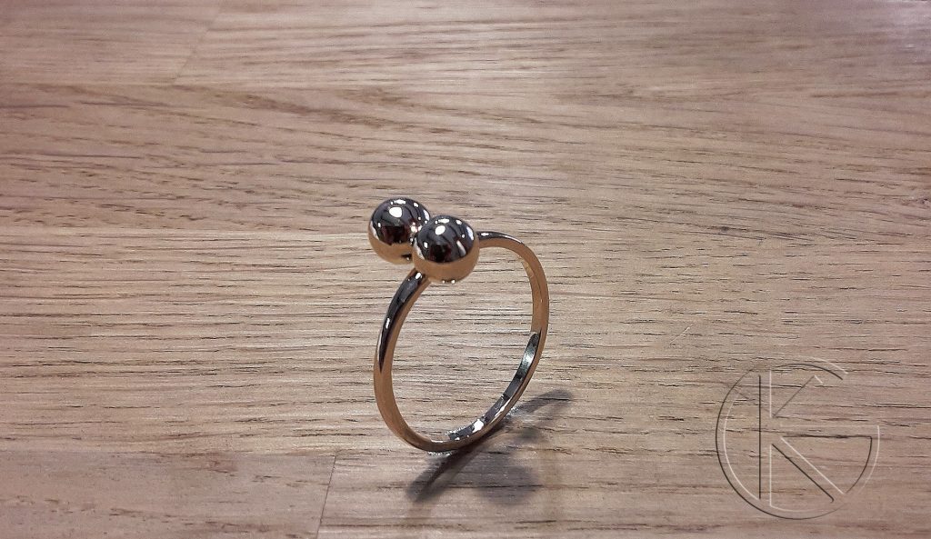 Kullast kuulidega sõrmus