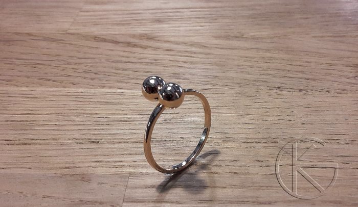 Kullast kuulidega sõrmus