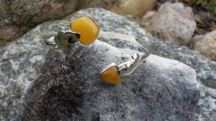 Hõbedast käevõru merevaiguga