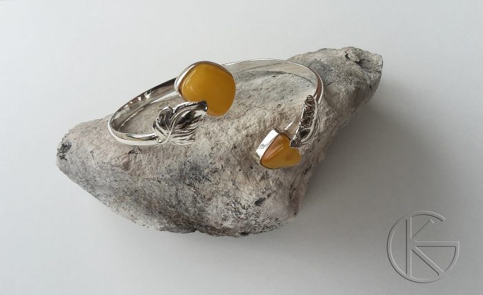 Hõbedast käevõru merevaiguga