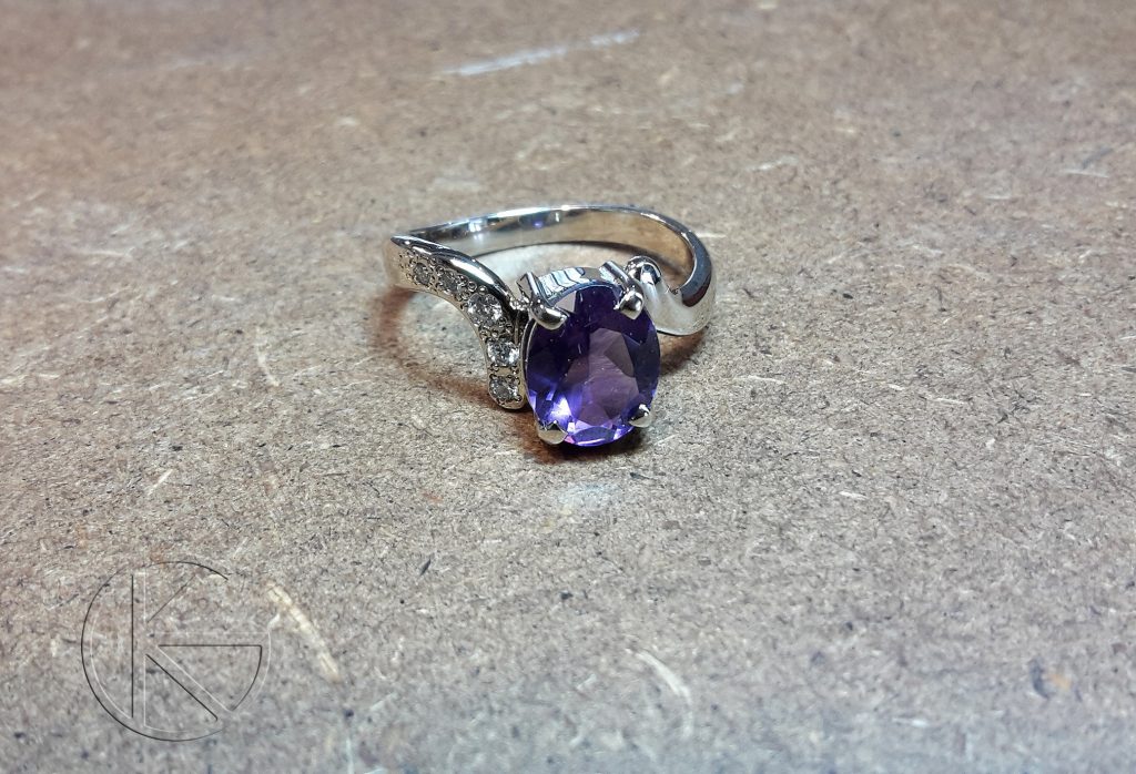 Valgest kullast sõrmus loodusliku ametüsti ja briljantidega