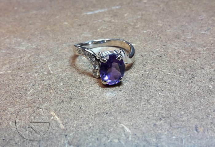 Valgest kullast sõrmus loodusliku ametüsti ja briljantidega