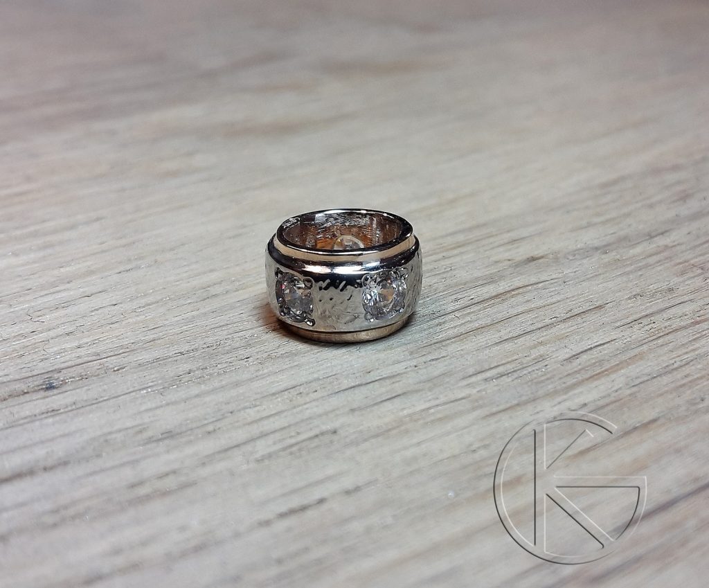 Kullast ripats kividega