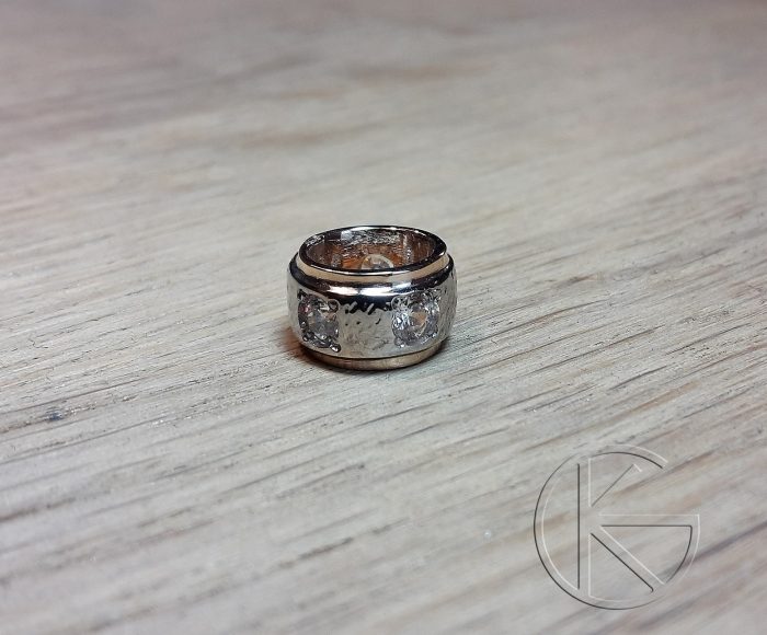 Kullast ripats kividega