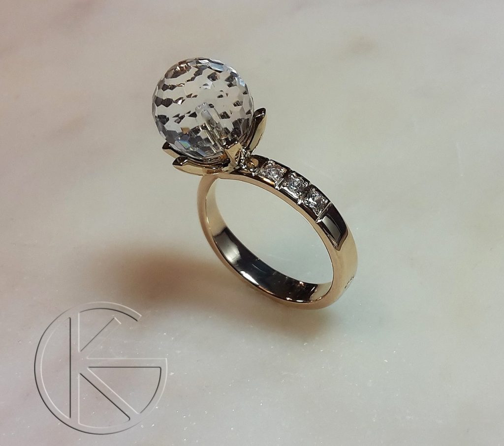 Kullast sõrmus mäekristalli ja tsirkoonidega