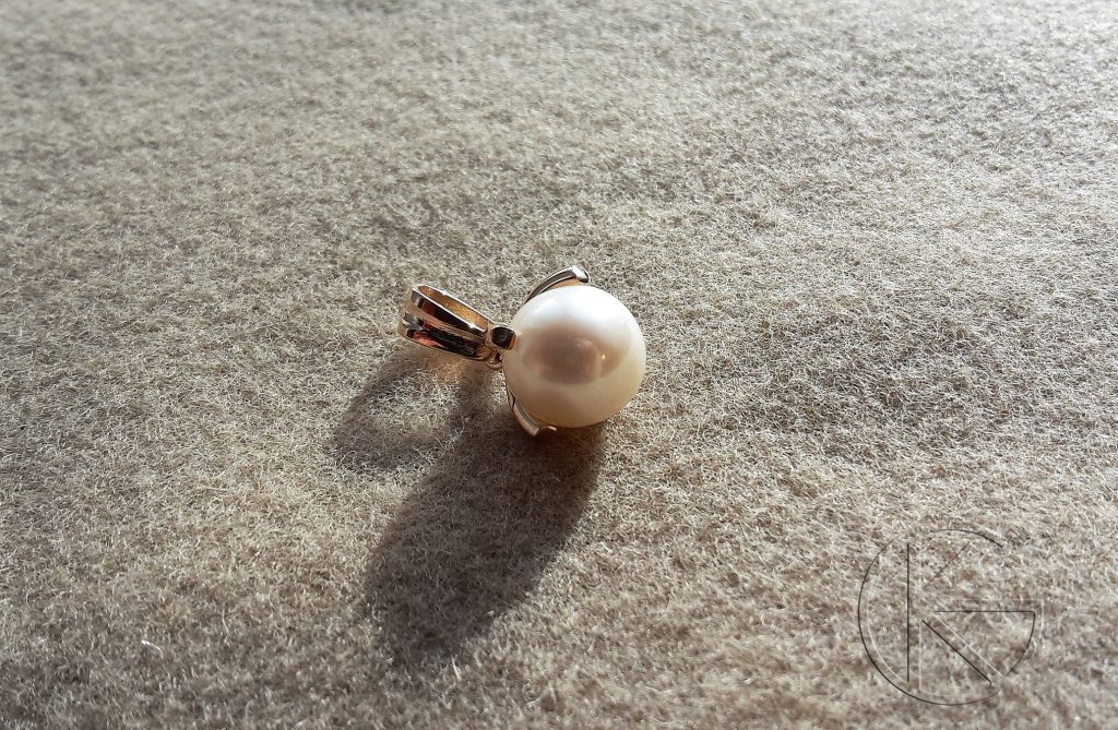 Kullast ripats naturaalse pärliga