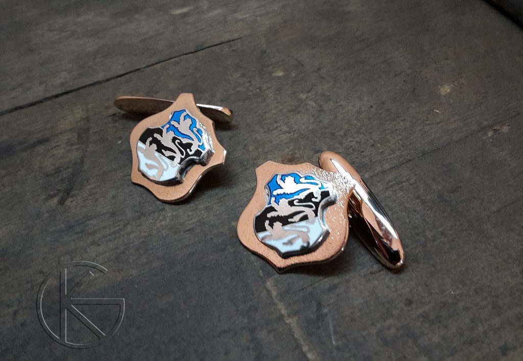 Kullast mansetinööbid hõbedast vapiga