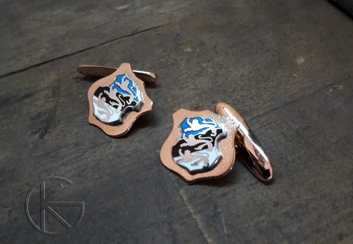 Kullast mansetinööbid hõbedast vapiga