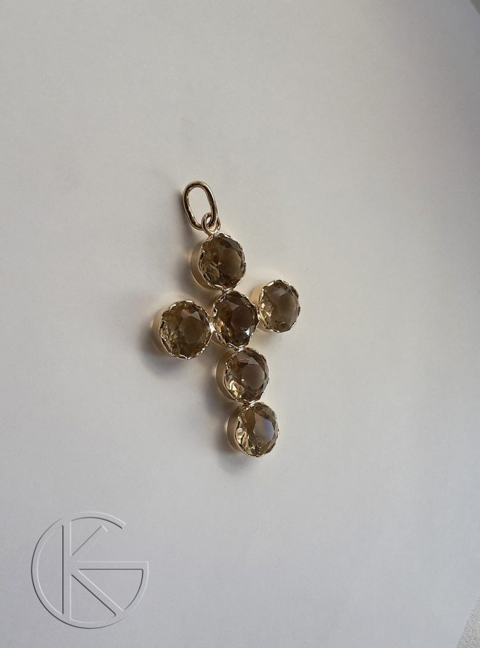 Kullast rist looduslike suitsukvartsidega