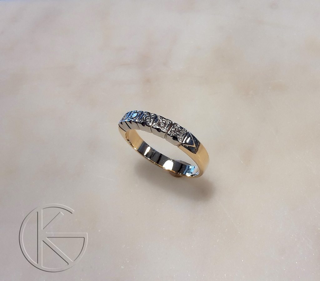 Kullast sõrmus briljantidega