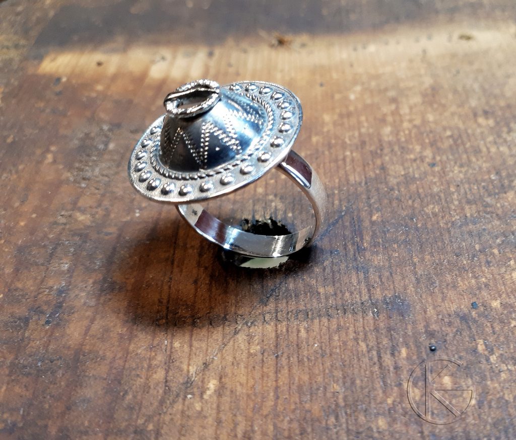 Hõbedast sõrmus-sõlg