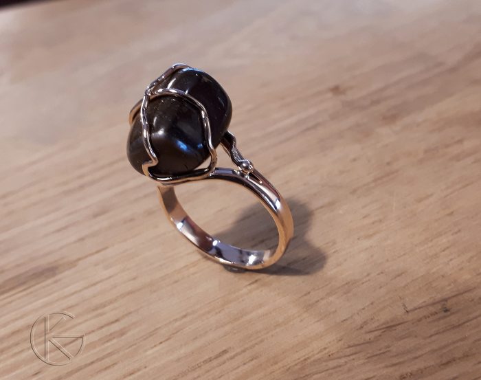 Kullast sõrmus tiigrisilmaga