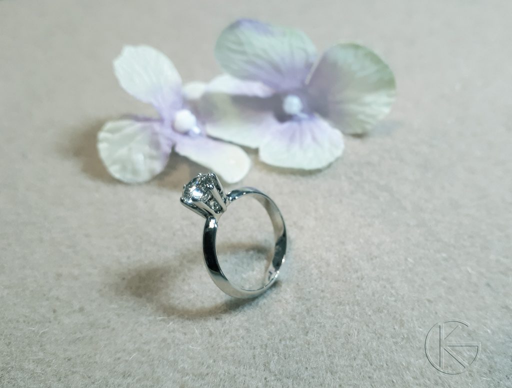 Valgest kullast sõrmus briljandiga 0,72ct