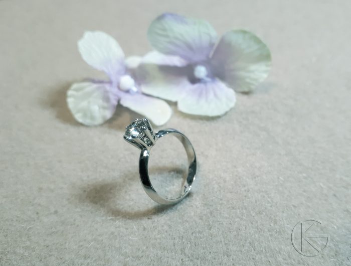 Valgest kullast sõrmus briljandiga 0,72ct