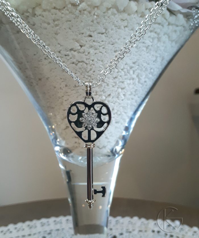 Valgest kullast ripats briljantidega - võti