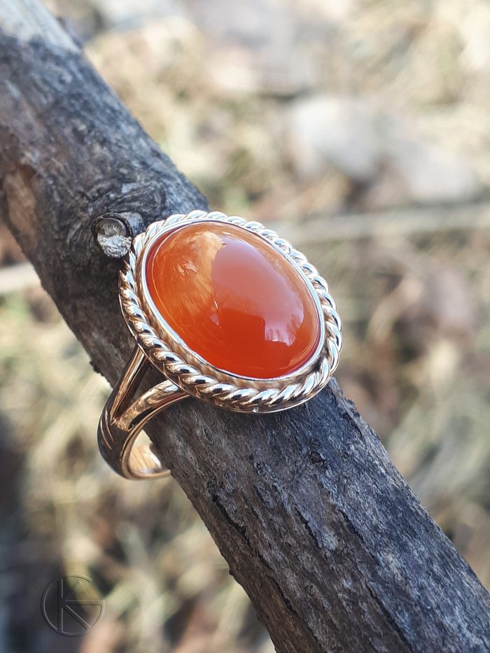 Kullast sõrmus loodusliku karneooliga